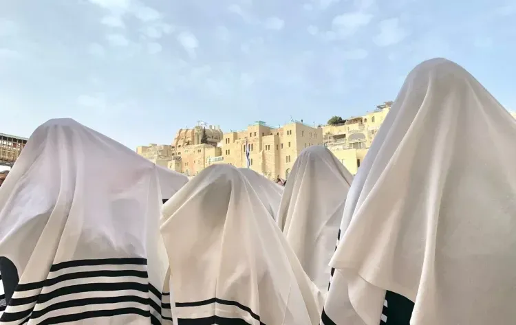 הכוהנים חיללו שבת אך הצדיק ביקש שימשיכו לברך ברכת כוהנים הכוהנים חיללו שבת אך הצדיק ביקש שימשיכו לברך ברכת כוהנים