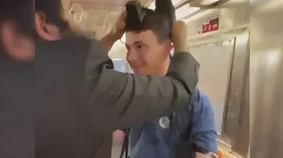 תיעוד מהרכבת במנהטן: מבצע תפילין תוך 35 שניות