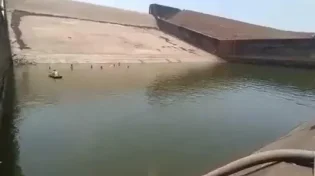 רק בהודו: בגלל הטלפון הסכר רוקן