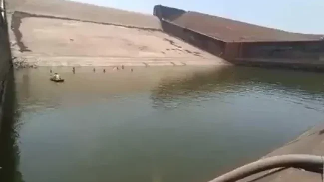 רק בהודו: בגלל הטלפון הסכר רוקן