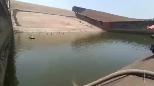 רק בהודו: בגלל הטלפון הסכר רוקן