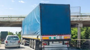 התיעוד שישאיר אתכם בהלם: הרכב התרסק תחת המשאית וזה מה שקרה 