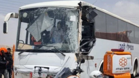 תאונה בין אוטובוס ילדים למשאית זבל בצומת יד מרדכי תאונה בין אוטובוס ילדים למשאית זבל בצומת יד מרדכי
