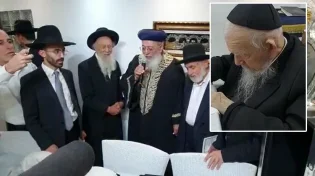 צפו: חכמי התורה עצרו את שמחת התורה לתפילה על גדול הדור