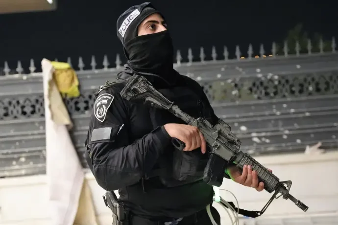 כך נעצרו חברי כנופיית פשע בכירים במבצע לילי מפתיע - צפו