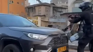 צפו: שוטרים עם נשקים שלופים פושטים על רכב בבני ברק