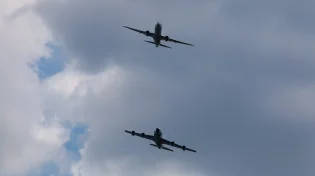 מטוס סיני בביצוע תמרון מסוכן מול מטוס אמריקאי - צפו