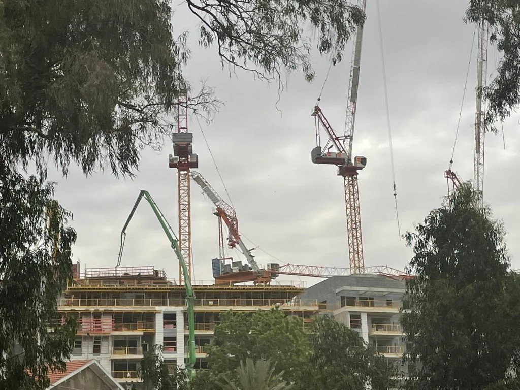 מזג אוויר חריג: עגורן קרס באתר בנייה, אדם נפגע מעץ שנפל מזג אוויר חריג: עגורן קרס באתר בנייה, אדם נפגע מעץ שנפל