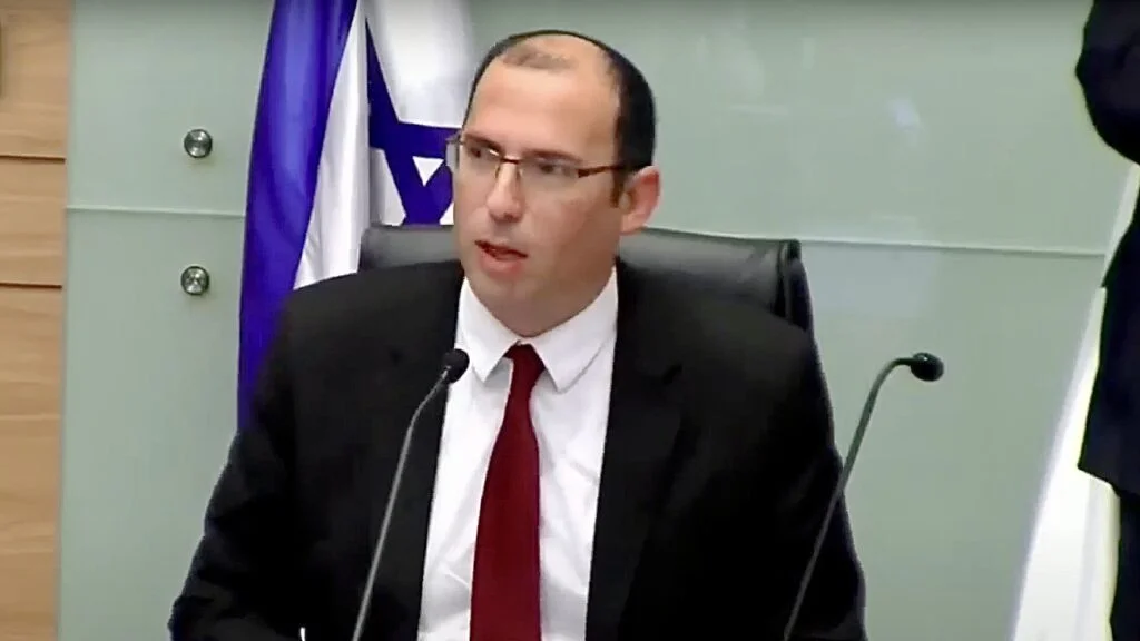 ח"כ רוטמן הוטרד וחטף מיקרופון של מפגינת שמאל בניו יורק