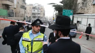 תיעוד מזעזע: שוטר חונק צעיר חרדי באופן אכזרי