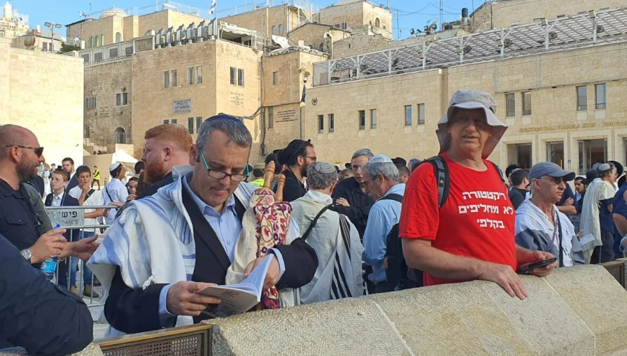 מהומות ברחבת הכותל: גלעד קריב הגיע למחות וביזה את ספר התורה 