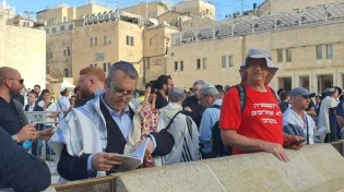 מהומות ברחבת הכותל: גלעד קריב הגיע למחות וביזה את ספר התורה