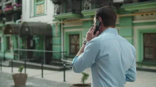 אתם תופתעו: זה מה שקורה לגוף לאחר דיבור ממושך במכשיר הנייד 