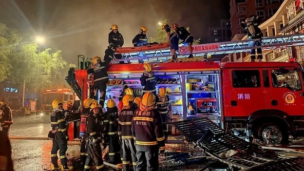 עשרות הרוגים מפיצוץ גז במסעדה סינית עשרות הרוגים מפיצוץ גז במסעדה סינית