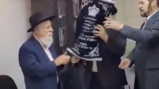 תיעוד מרגש: ספר התורה נמסר לזוכה 