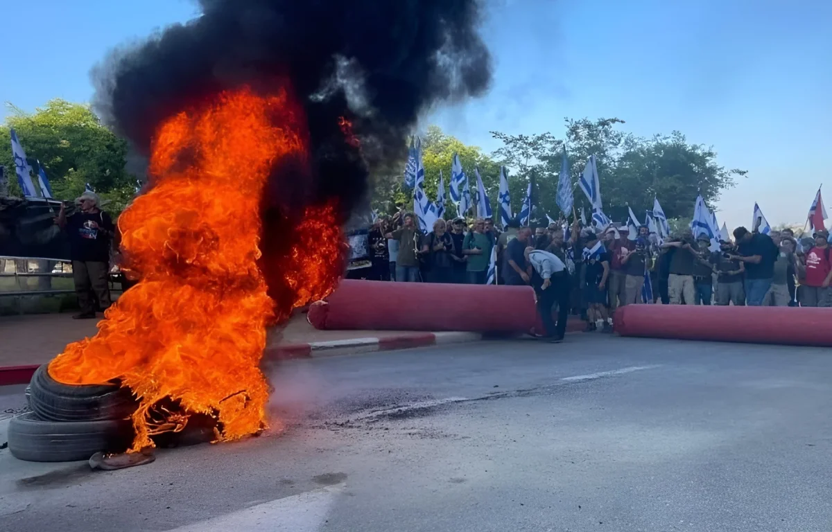 מודיעין: מאות מפגיני שמאל התפרעו מול ביתו של השר יריב לוין 