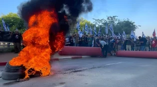 מאות מפגיני שמאל התפרעו מול ביתו של השר יריב לוין 