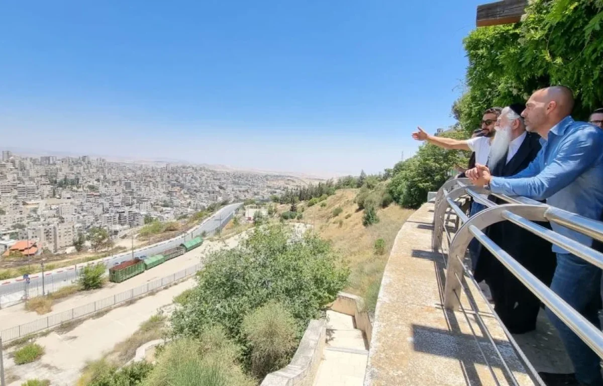 "צועדים לפיתוח ושגשוג": השר החרדי קיים סיור בשכונה הערבית