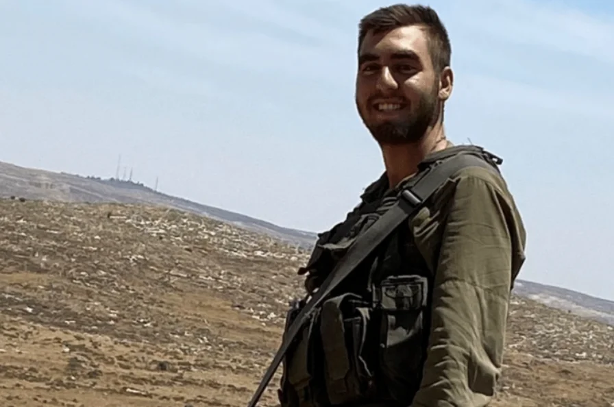 אמו של סמל אור ישראלוב לחבריו בהלוויה: "אתם הילדים שלי" אמו של סמל אור ישראלוב לחבריו בהלוויה: "אתם הילדים שלי"