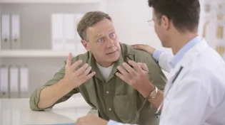 הרופא סירב לטפל בחברו: "שכחת מי עשה אותך עסוק?"