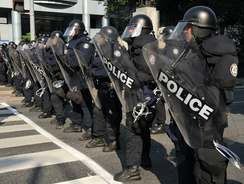 צרפת: התפרעויות מוסלמים בעקבות ירי בנער; הנשיא מתנצל