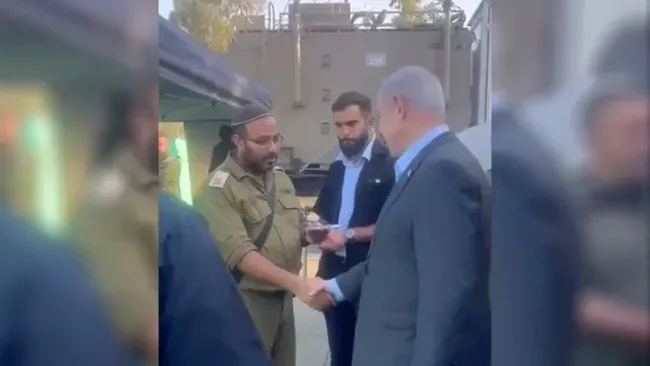 רב היחידה העניק לנתניהו את סידור "מגן ישראל"