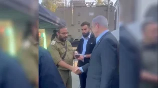 רב היחידה העניק לנתניהו את סידור "מגן ישראל"