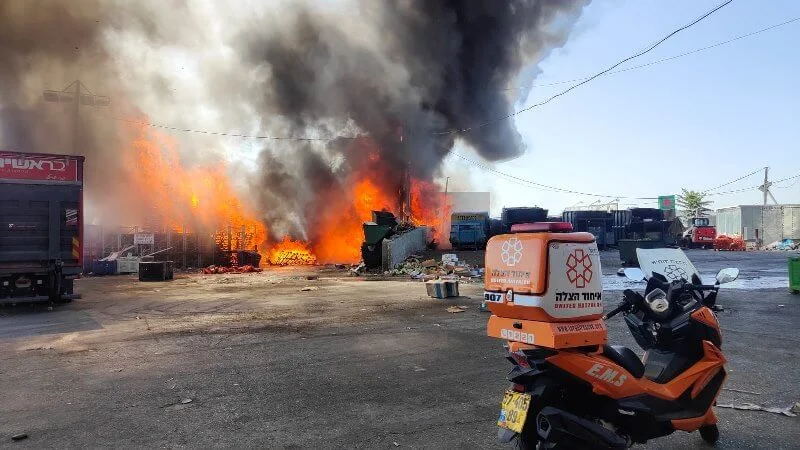 נזק רב: שריפת ענק בשוק הסיטונאי בירושלים 