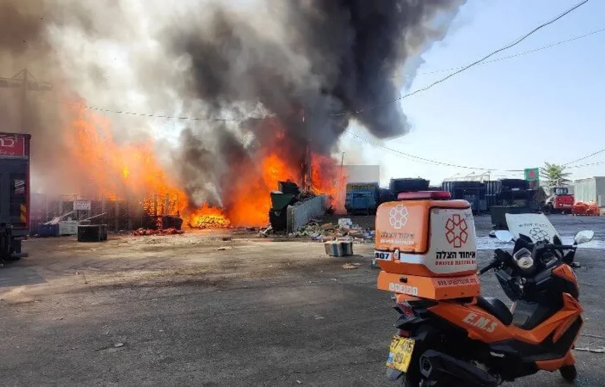 נזק רב: שריפת ענק בשוק הסיטונאי בירושלים 