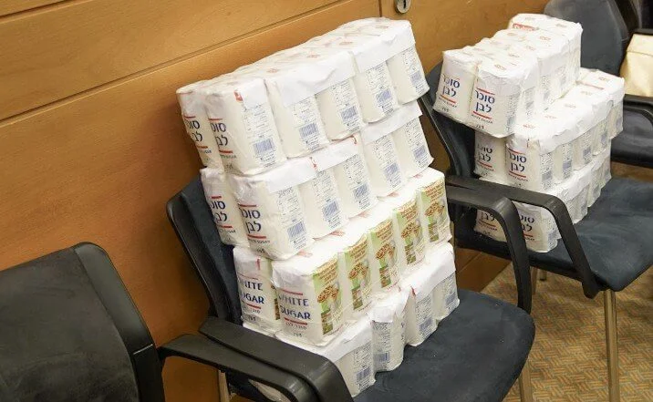 חבר הכנסת יזם דיון והביא 70 אריזות סוכר לוועדה חבר הכנסת יזם דיון והביא 70 אריזות סוכר לוועדה