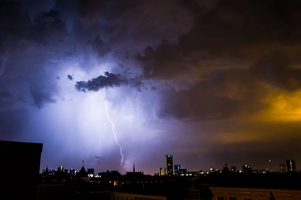 רוחות עזות באמסטרדם גרמו נזק רב ולביטול טיסות - צפו