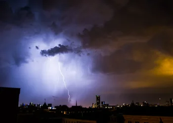 רוחות עזות באמסטרדם גרמו נזק רב ולביטול טיסות - צפו