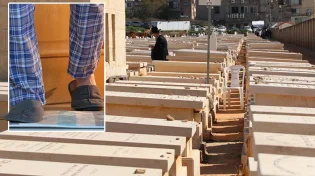 נדהמתי מהחוצפה, איך אתה מגיע להלוויה עם נעלי בית?