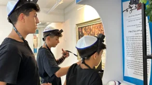לאחר הביזוי: 50 עמדות תפילין נוספות יוצבו ברחובות