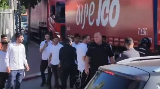 צפו: חרדים חסמו את הכניסה למפעלי קוקה קולה 