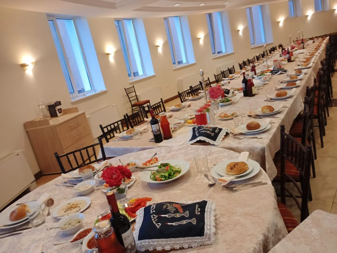 בצל ההפגזות: מדריכי קייטנת הילדים באוקראינה – שבתו בהאדיטש בצל ההפגזות: מדריכי קייטנת הילדים באוקראינה – שבתו בהאדיטש