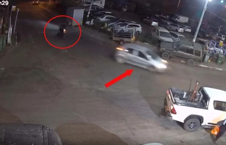 תיעוד מהכפר: הנהג דהר ברוורס ופגע ברוכב קטנוע