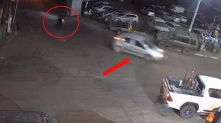 תיעוד מהכפר: הנהג דהר ברוורס ופגע ברוכב קטנוע