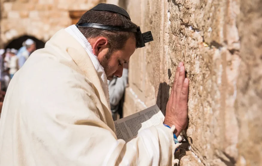 יהודי עם תפילין בכותל המערבי (קרדיט צילום: shutterstock)