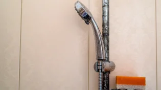 האמבטיה התמלאה בכתמי חלודה? כך תנקו אותם במינימום מאמץ