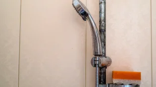 האמבטיה התמלאה בכתמי חלודה? כך תנקו אותם במינימום מאמץ