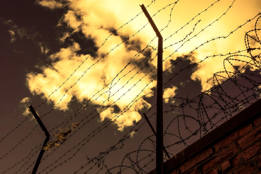 דרמה בבית הכלא: אסירים גרמו לשריפה לאחר שהציתו מזרנים 