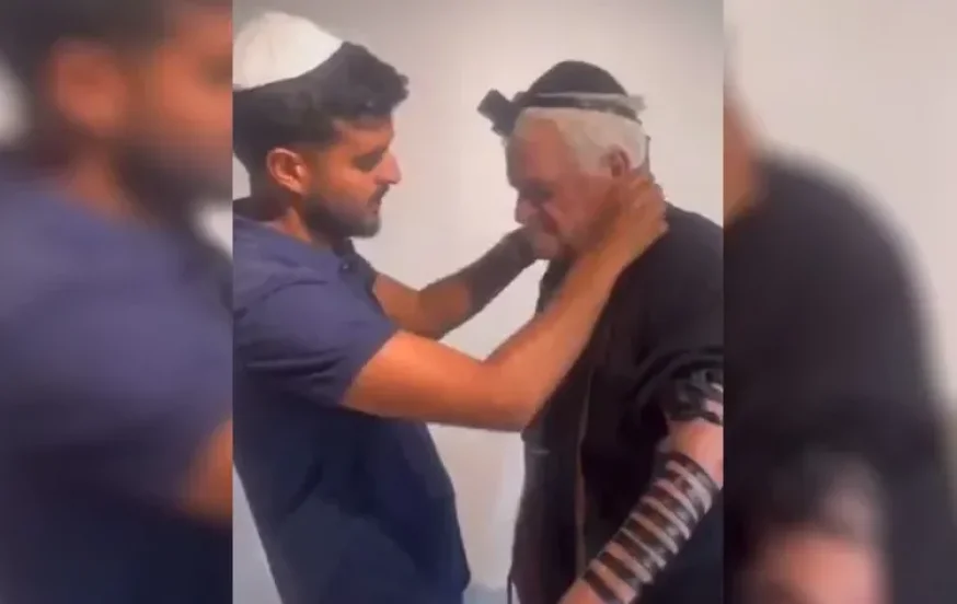 תיעוד מרטיט: בן 81 הניח לראשונה תפילין ופרץ בבכי
