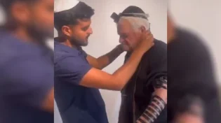 תיעוד מרטיט: בן 81 הניח לראשונה תפילין ופרץ בבכי