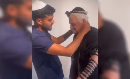 תיעוד מרטיט: בן 81 הניח לראשונה תפילין ופרץ בבכי