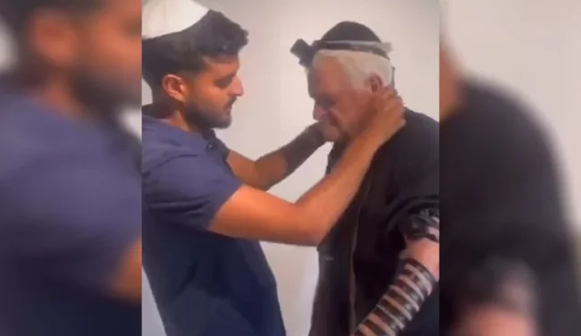 תיעוד מרטיט: בן 81 הניח לראשונה תפילין ופרץ בבכי