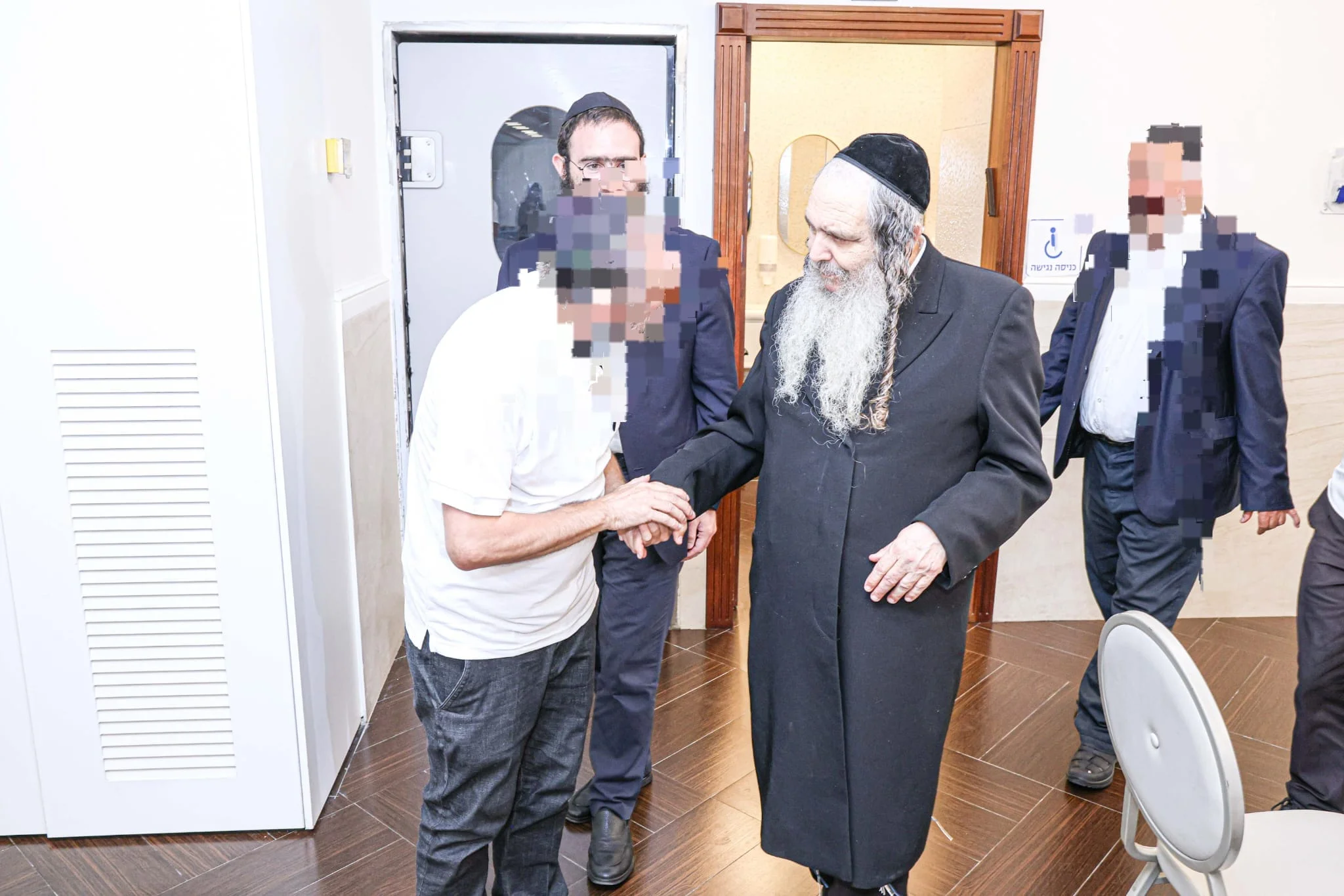 הרב ארוש ביקר וחיזק גברים בודדים: "תבטחו בה', יהודי לא לבד!" הרב ארוש ביקר וחיזק גברים בודדים: "תבטחו בה', יהודי לא לבד!"
