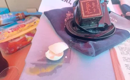 ביזוי חמור של דוכן תפילין והתגובה ההולמת