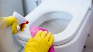 עוד לא שמעתם? הטריק שחוסך לכם מאמץ בניקיון כתמים קשים באסלה