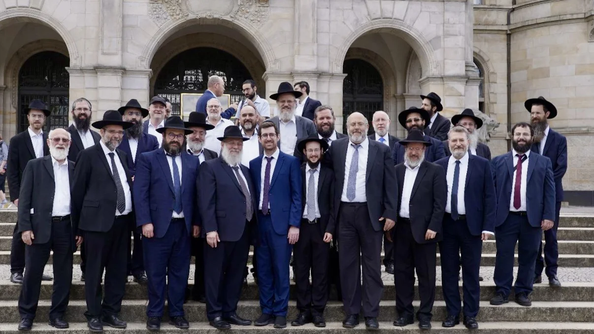 השליח סיפר לרבנים: "רמי לוי חילק מאות זוגות תפילין בגרמניה"